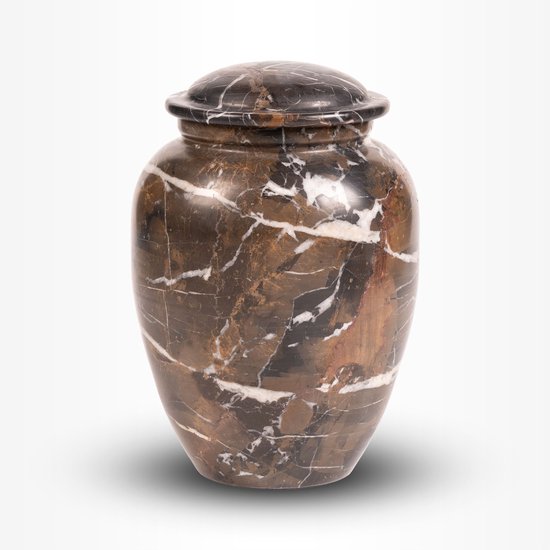 Een urn van bruin en zwart marmer met witte aders, deksel met gedetailleerd patroon.