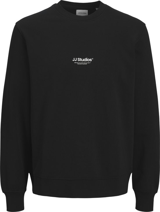 Sweat noir avec inscription blanche 'JJ Studios', 'BROUGHT TO YOU BY THE J&J CREW™ DESIGNED IN DENMARK'.