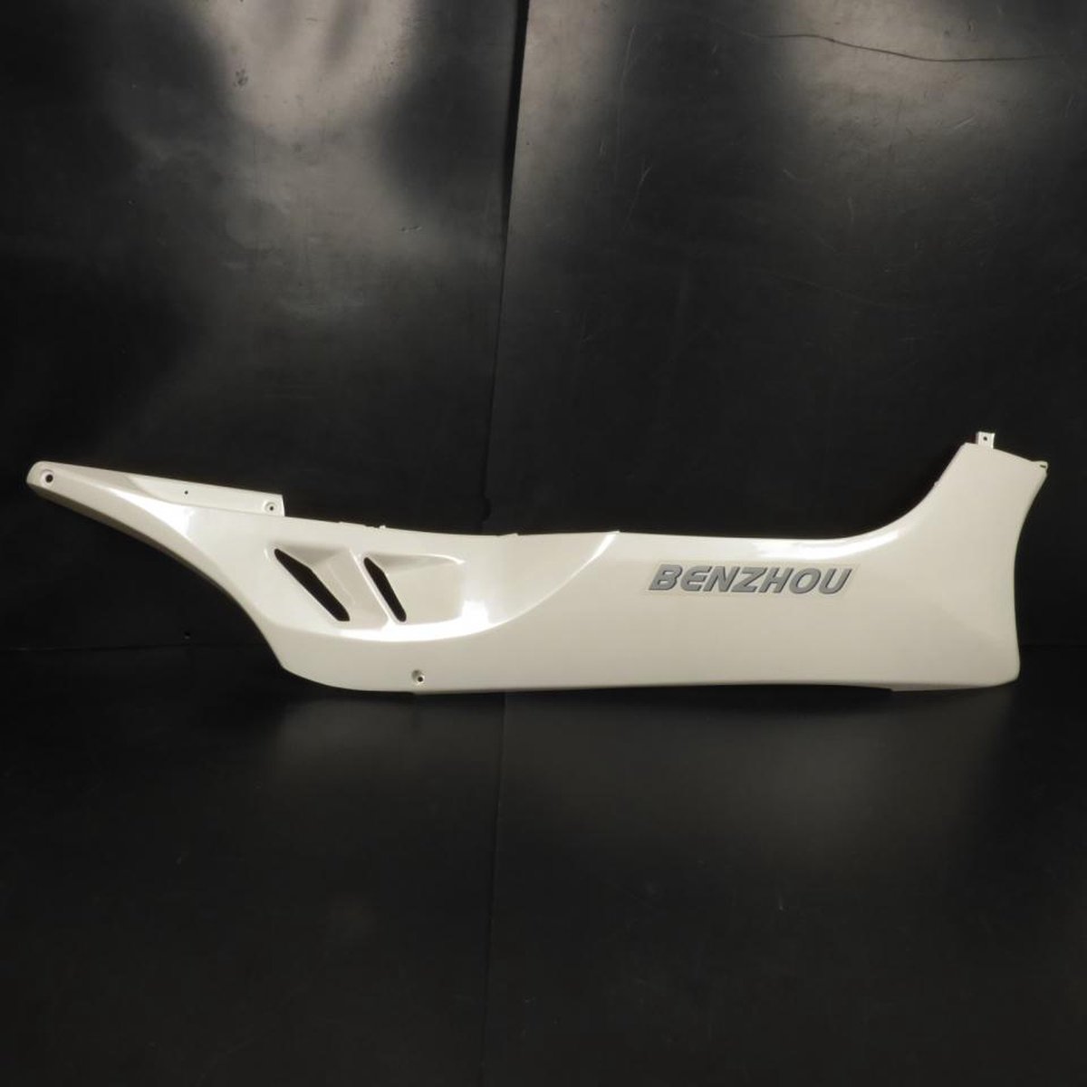 Sabot bas de caisse droit origine pour Scooter Jonway 125 Aztral TM00-070100005 blanc Neuf