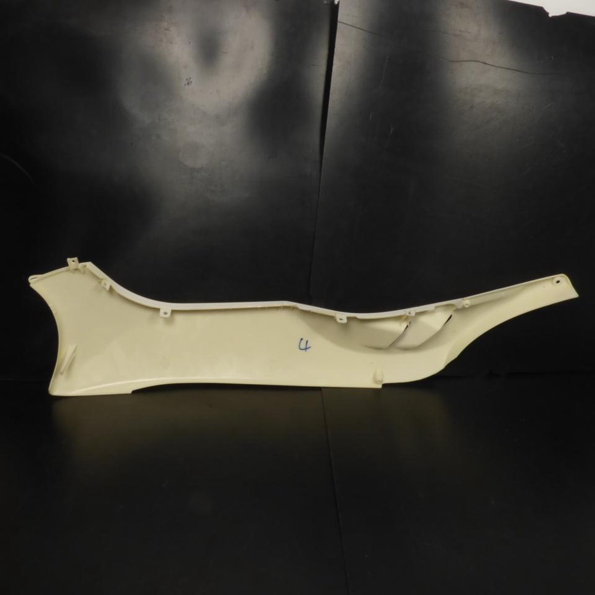 Sabot bas de caisse droit origine pour Scooter Benzhou 125 YY125T-12 TM00-070100005 blanc Neuf