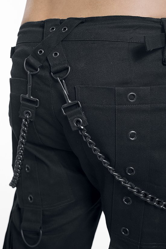 Zwart, gedetailleerd, achterkant van een broek met kettingen en gespen aan de tailleband.