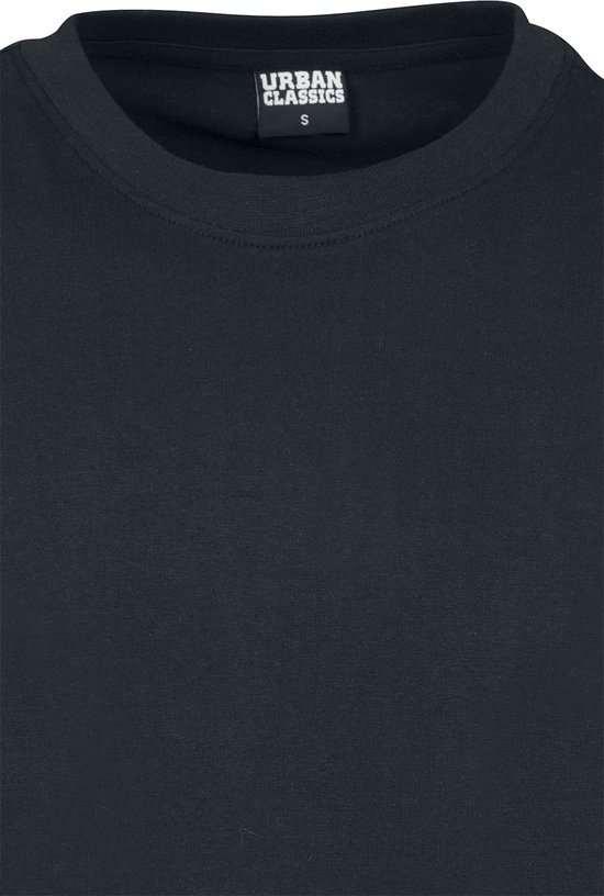 Detail van de nek van een zwart Urban Classics T-shirt met maatlabel.