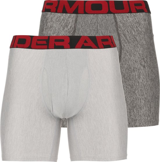 Twee grijze Under Armour boxershorts met rode tailleband met zwarte tekst.