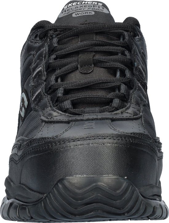 Zwarte Skechers werkschoen, voorkant zichtbaar met veters en het S-logo op de zijkant. Gestructureerde neus.