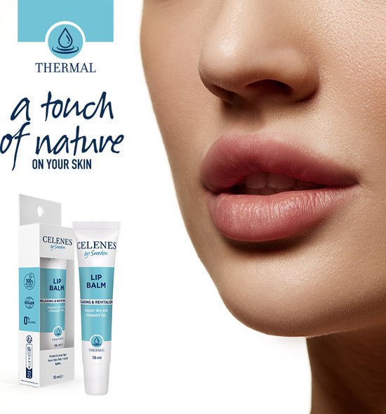 Model met volle, roze lippen, met naast zich de verpakking en tube Celenes by Sweden Lip Balm, 10 ml.