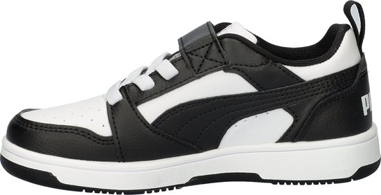 Zijkant van een zwart-witte sneaker met Puma-logo, witte zool en klittenband.