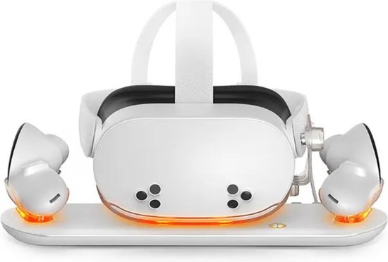 Witte Meta Quest 3S VR-headset met controllers op een witte Aolion docking station, oranje gloed.