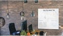 Vier Nobo whiteboards hangen naast elkaar aan een bakstenen muur boven een bureau met computers en planten. De whiteboards tonen concepten over 'Digital Marketing', 'Content' en 'Social Media'.