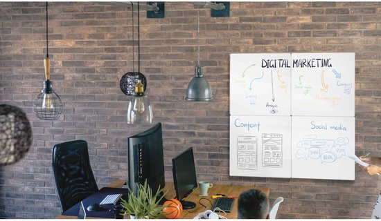 Vier Nobo whiteboards hangen naast elkaar aan een bakstenen muur boven een bureau met computers en planten. De whiteboards tonen concepten over 'Digital Marketing', 'Content' en 'Social Media'.