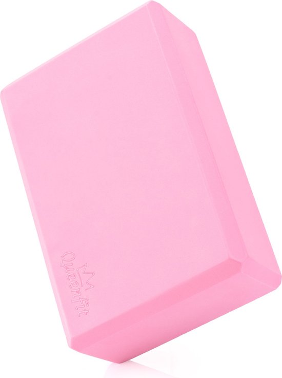 Roze Queenfit yogablok van schuim, schuine weergave met ingebed logo.