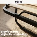 Close-up van het stevige metalen frame en houten latten van het vouwbed, 'Stevig frame stijlvolle uitstraling'.