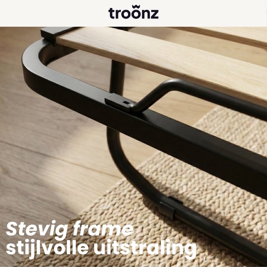 Close-up van het stevige metalen frame en houten latten van het vouwbed, 'Stevig frame stijlvolle uitstraling'.