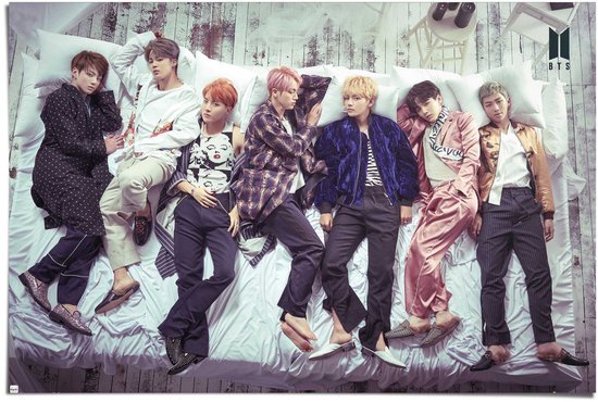 Poster van zeven mannen die op een bed liggen in verschillende kleding, met het BTS logo.