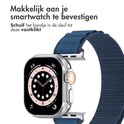 Makkelijk aan je smartwatch te bevestigen. Schuif het bandje in de sleuf tot deze vastklikt. Donkerblauw nylon bandje om zilverkleurige Apple Watch.