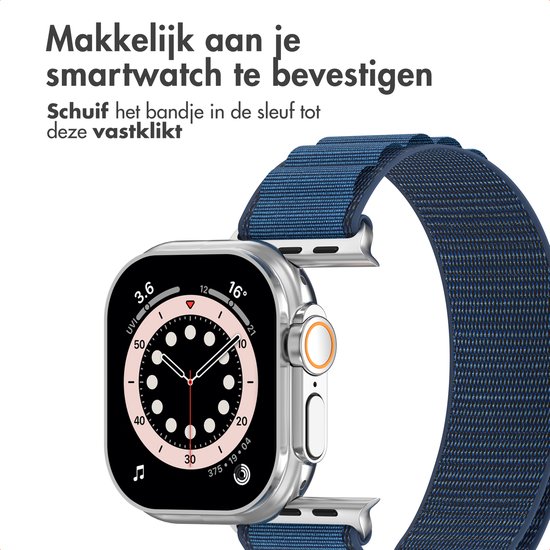Makkelijk aan je smartwatch te bevestigen. Schuif het bandje in de sleuf tot deze vastklikt. Donkerblauw nylon bandje om zilverkleurige Apple Watch.