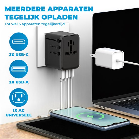 Zwarte wereldstekker met 2x USB-C, 2x USB-A en 1x AC universeel, aangesloten op een stopcontact, laptop, tablet en smartphone.