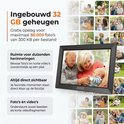 Zwart digitale fotolijst met een baby, oudere man en vrouw. Omringd door kleine foto's.