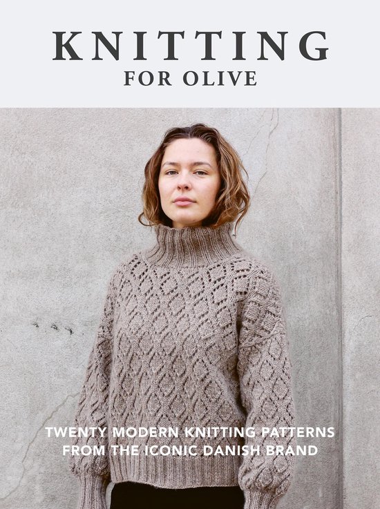 Model in een gebreide coltrui met een ruitpatroon in de kleur taupe. De tekst 'KNITTING FOR OLIVE' en 'TWENTY MODERN KNITTING PATTERNS FROM THE ICONIC DANISH BRAND' staat op de afbeelding.
