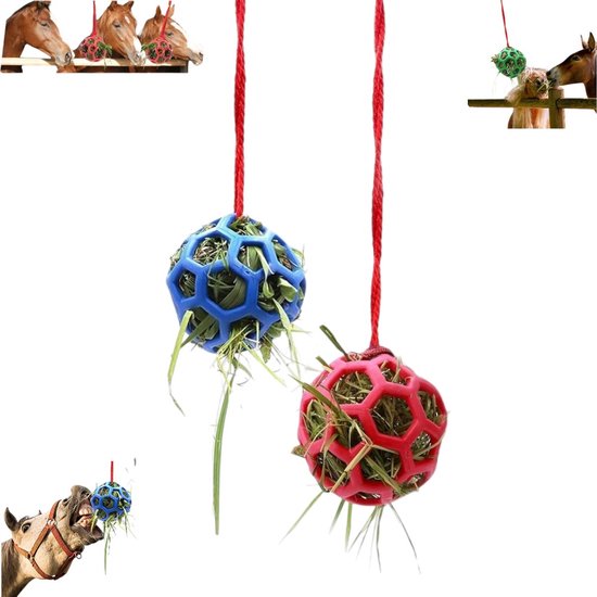 Blauwe en rode hoedende voerballen, gevuld met hooi, hangend aan een rood touw. Paarden eten uit de ballen.