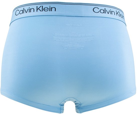 Lichtblauwe trunk van Calvin Klein, achterkant met opening en opdruk op de tailleband.