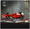 Voiture de course LEGO Ferrari F2004 rouge sur support, à côté d'une figurine de Michael Schumacher.
