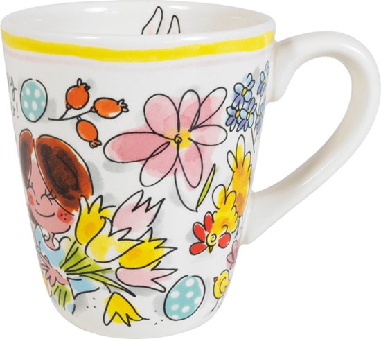 Witte mok met bloemen, kuikens, eieren en een meisje met een bos bloemen.
