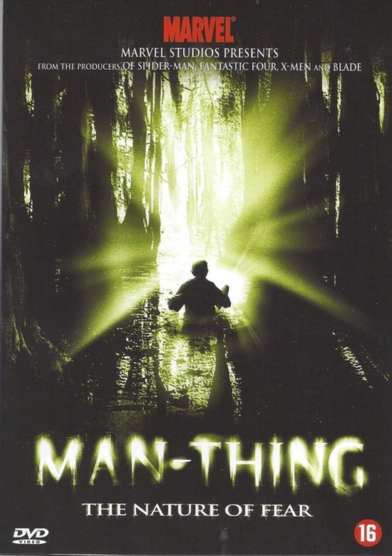 DVD hoes van Man-Thing. Een figuur staat in moeraskoppels met lichtstralen die vanuit het midden schijnen.