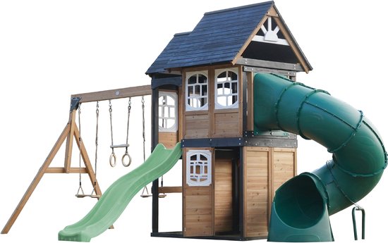 Aire de jeux en bois avec maisonnette, toboggan vert, toboggan tubulaire et balançoires, isolé sur fond blanc.