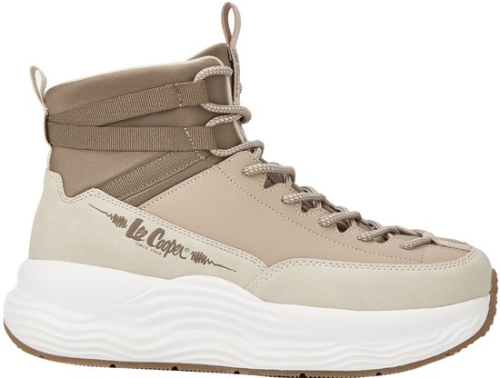 Beige Lee Cooper hoge sneaker met veters, zijlogo en witte plateauzool.