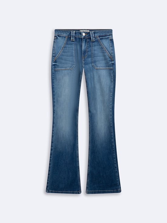 Voorkant van de blauwe LTB jeans met opgestikte zakken en een knoopsluiting.