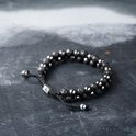 Dubbele armband met zwarte lavastenen en grijze hematiet kralen, met een zilverkleurige A-bedel.