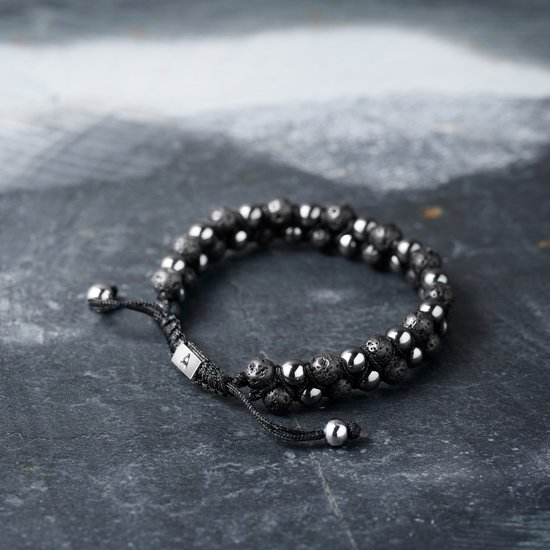 Dubbele armband met zwarte lavastenen en grijze hematiet kralen, met een zilverkleurige A-bedel.