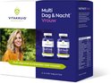 Vitakruid Multi Dag & Nacht Vrouw: een vrouw met oranje jasje lacht, met twee potjes Vitakruid supplementen.