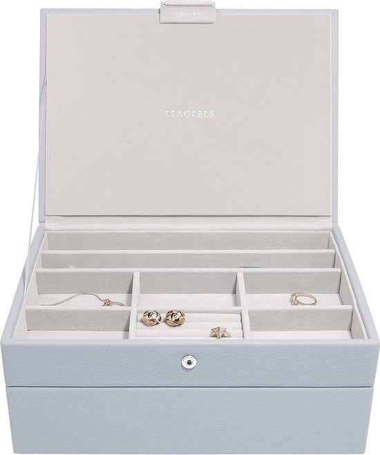 Lavendel sieradendoos met zachte grijze voering, zilveren slot en meerdere vakken gevuld met sieraden.
