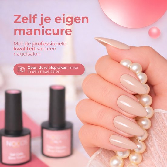 Hand met langwerpige, crèmekleurige gellak nagels, met parelketting en twee flesjes nagellak.