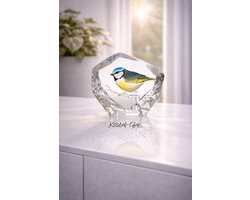 Handgeschilderde kristallen pimpelmees van Mats Jonasson – Scandinavische glaskunst met symboliek en detail