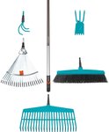 Een set GARDENA combisysteem gereedschappen: een bladblazer, bezem, hark en handcultivator met zilverkleurige steel.