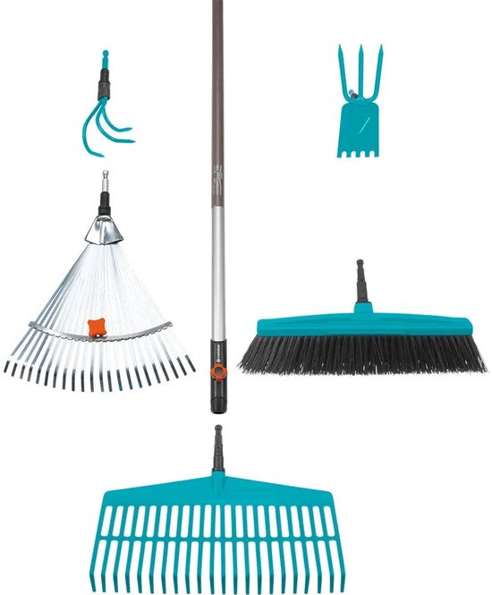 Een set GARDENA combisysteem gereedschappen: een bladblazer, bezem, hark en handcultivator met zilverkleurige steel.