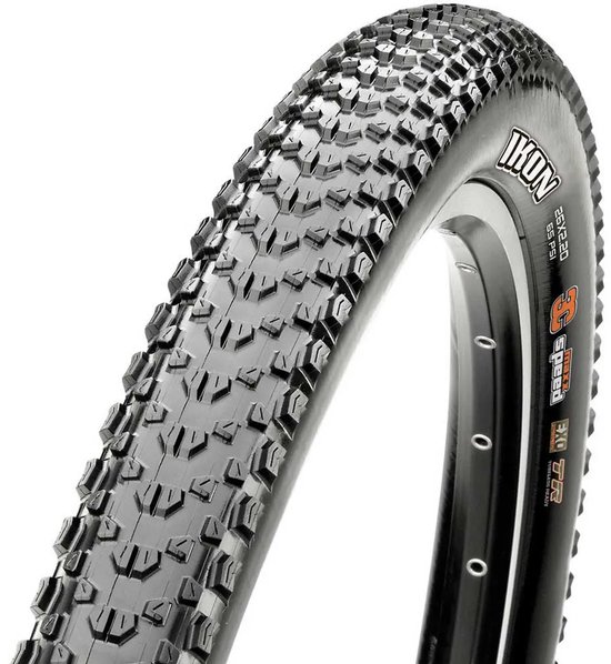 Zwarte Maxxis Ikon fietsband, 27.5x2.20, met diep profiel en 'Maxxis' logo op de zijkant.