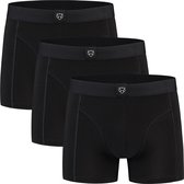 Drie zwarte boxershorts op een rij met elastische taillebanden en logo's.