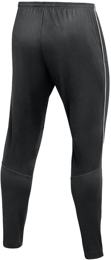 Achterkant van de zwarte Nike trainingsbroek met witte bies langs het been.