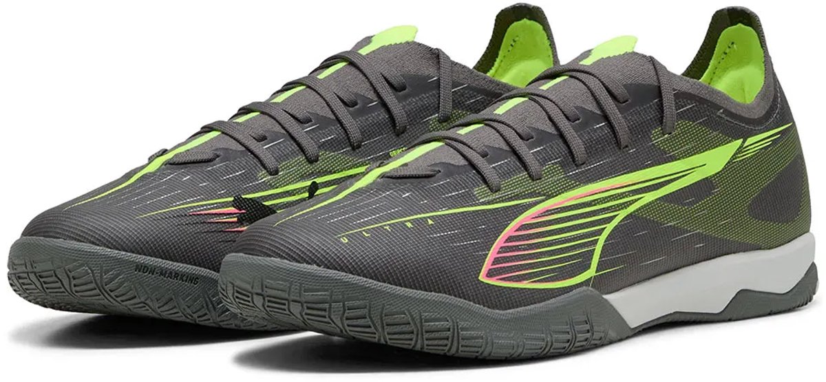 Puma Ultra 5 Match It Low voetbalschoenen in grijs met groene en roze accenten, lichtgewicht mesh en non-marking rubberen ...