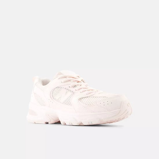 Lichtroze New Balance sneaker met mesh details en een grote N op de zijkant.