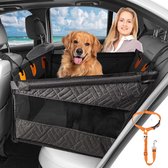 Gouden retriever in een zwarte hondenautostoel naast een vrouw in een auto. Oranje hondentuigje met riem in de voorgrond.