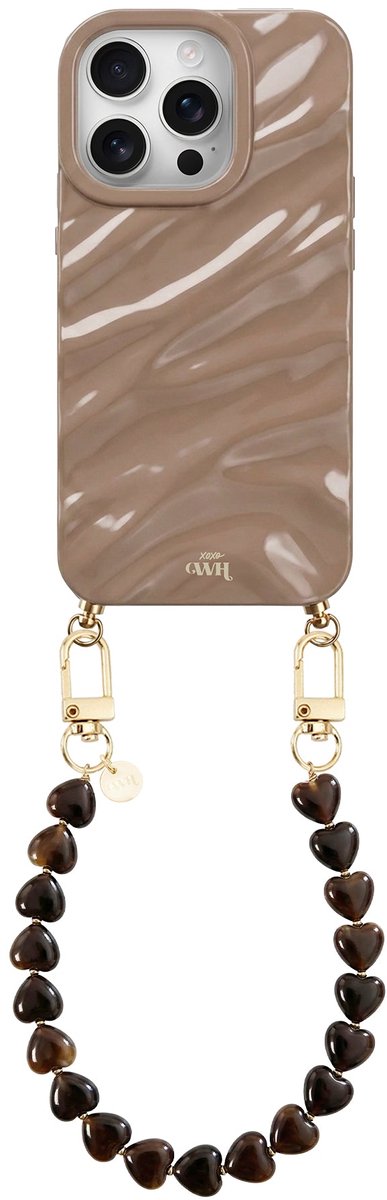 xoxo Wildhearts Taupe Glaze telefoonhoesje met koord - geschikt voor iPhone 14 Pro - Sweetheart Brown - Dream hoesje met telefoonkoord - Glimmende silicone case met plooien - Korte hartjes ketting met gouden details - Beige