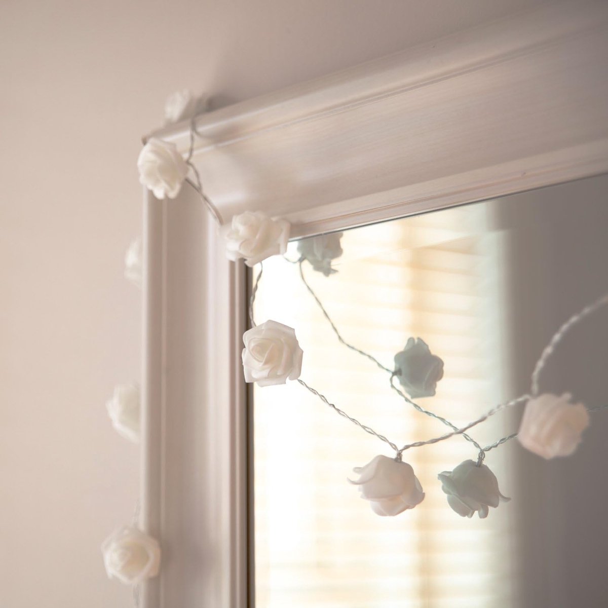 Sfeervolle LED-lichtsnoer met 30 Witte Rozen, Warm Wit Licht — cadeau in Wonen & Interieur - foto 3