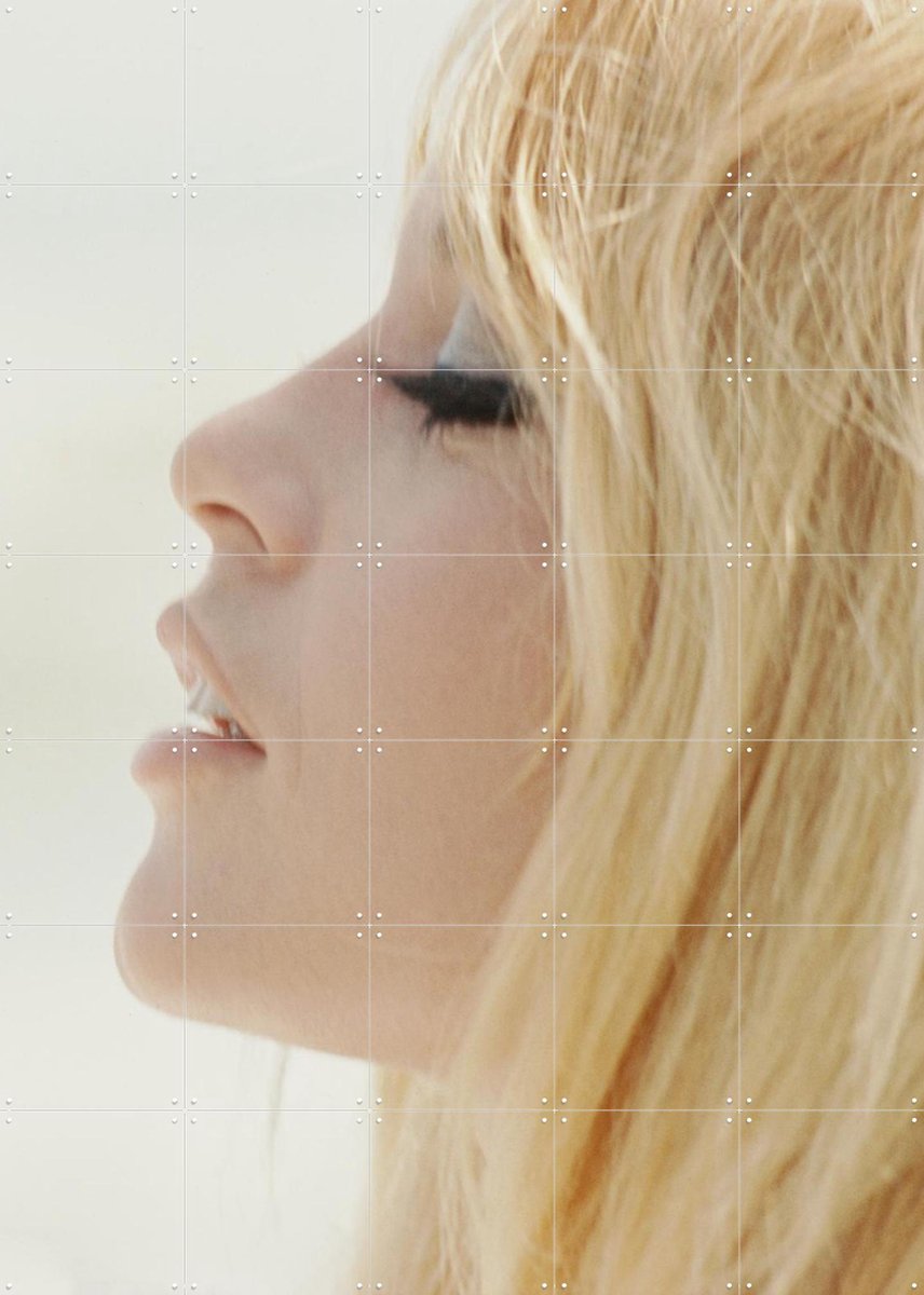 IXXI Brigitte Bardot at the Beach, Orlando Suero & Bridgeman Images - 100 x 140 cm - Gratis ophangtool - Grote wanddecoratie en posters - Klassiek