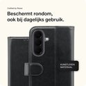 Zwarte portefeuille case met magneetsluiting, pasjeshouder en standfunctie.