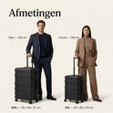 Afmetingen van de zwarte koffers: 100L (76x49x27 cm) en 43L (55x40x20 cm). Mannen- en vrouwenmodel.