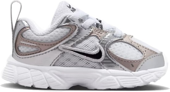 Kindersneaker van Nike in wit met zilveren en roségouden accenten, met zwarte swoosh.